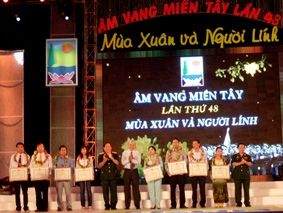 Chương trình văn nghệ “Âm vang miền Tây”
lần thứ 48 với chủ đề “Mùa xuân và người lính”