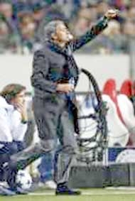 Ngồi trên ghế chỉ đạo cũng bị chấn thương