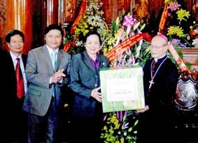 Lãnh đạo Đảng, Nhà nước, MTTQ chúc mừng chức sắc, giáo dân nhân Giáng sinh 2010