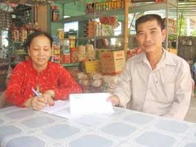 Trao tiền từ thiện