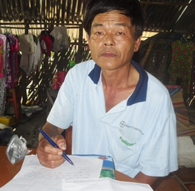 Trao tiền từ thiện