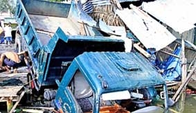 Xe tải lao vào nhà dân