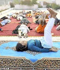 “Sư phụ” dạy yoga 
nhỏ tuổi nhất thế giới