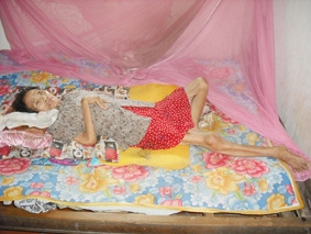 "Xin hãy cứu ngoại con !"