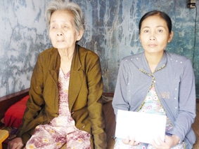 Trao tiền từ thiện