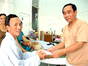 Trao tiền từ thiện