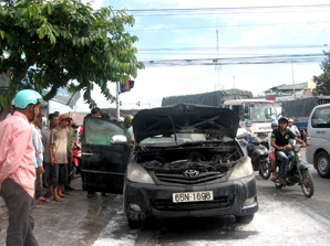 Xe taxi đang lưu thông tự bốc cháy