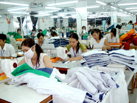 Chăm lo vật chất, khích lệ tinh thần...