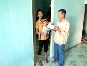 Trao tiền từ thiện