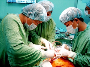 2 bệnh nhân được phẫu thuật lấy đầu đạn trong phổi