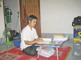 Vượt khó đến trường