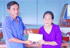 Trao tiền từ thiện