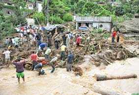 Mưa lũ hoành hành khắp nơi, hàng trăm người thiệt mạng