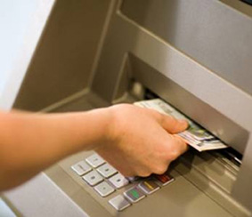 Máy ATM bẩn không thua... toilet