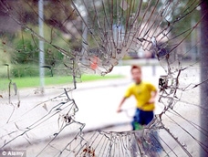 Kính không vỡ và bền hơn thép