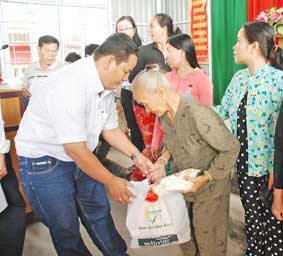 Tặng quà Tết cho 100 hộ nghèo
