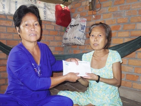 Trao tiền từ thiện