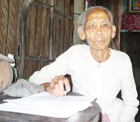 Trao tiền từ thiện