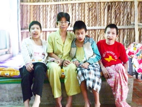 Người mẹ mù lòa và 3 con người con nhiễm chất độc da cam