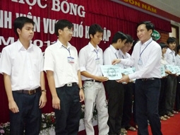 198 suất học bổng cho sinh viên học giỏi, vượt khó