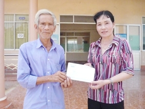 Trao tiền từ thiện