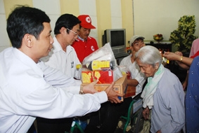 Hàng trăm hộ nghèo, người mù được khám bệnh, cấp thuốc miễn phí, nhận quà Tết