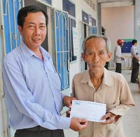 Trao tiền từ thiện