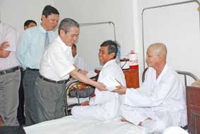LÃNH ĐẠO TP CẦN THƠ THĂM VÀ TẶNG 100 PHẦN QUÀ TẾT CHO BỆNH NHÂN NGHÈO ĐIỀU TRỊ TẠI CÁC BỆNH VIỆN
