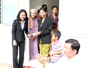 Trao tiền từ thiện