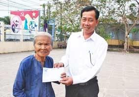 Trao tiền từ thiện