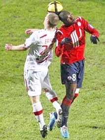 MOUSSA SOW<br>
<i>Tỏa sáng từ "vai phụ"</i>