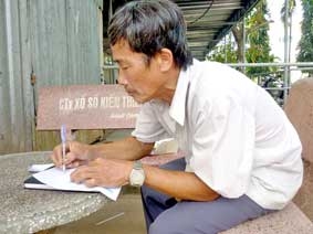 Trao tiền từ thiện