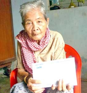 Trao tiền từ thiện