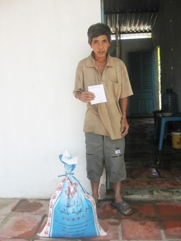 Trao tiền từ thiện