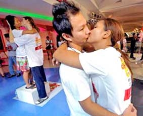 Hôn nhau nghiêm ngặt