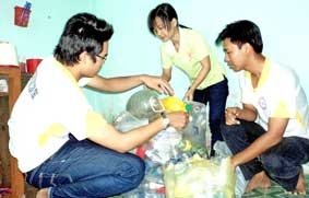 Gom phế liệu <br>
làm công tác xã hội