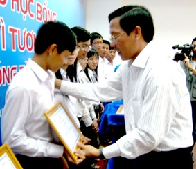 Trao 70 suất học bổng cho học sinh, sinh viên
6 tỉnh, thành khu vực ĐBSCL