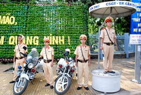 Những cảnh sát giao thông quả cảm