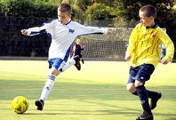 Không được đá bóng vì... nguy hiểm?