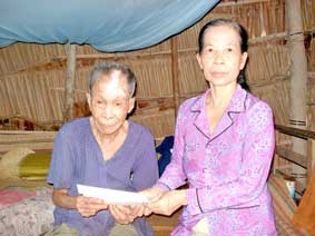 Trao tiền từ thiện