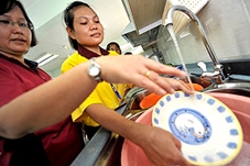 Tiết kiệm nước bắt đầu từ người giúp việc