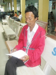 Trao tiền từ thiện