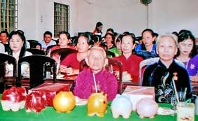 Nuôi heo đất, xây nghĩa tình...