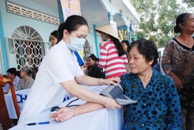 Quan tâm chăm sóc sức khỏe bà con nông thôn nghèo