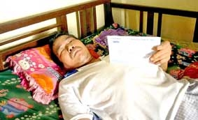 Trao tiền từ thiện