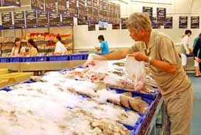 Siêu thị nỗ lực giảm áp lực giá