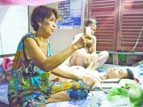 "Mong con có thể đi lại, dù bằng xe lăn..."