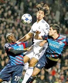 Lyon có ngáng được đường bay của "kền kền trắng" ?