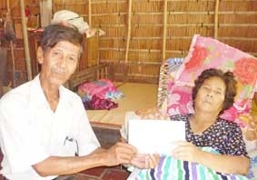 Trao tiền từ thiện