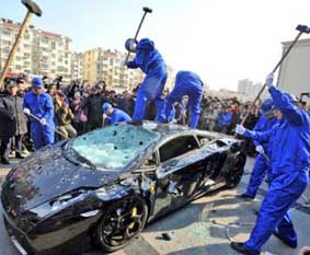 Đập siêu xe để... hả giận